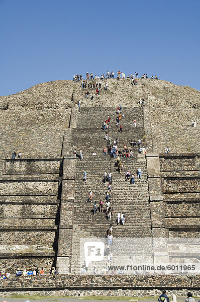 Touristen klettern die Pyramide von dem Mond  Teotihuacan  150AD  600AD und später von den Azteken  UNESCO-Weltkulturerbe  nördlich von Mexiko-Stadt  Mexiko  Nordamerika benutzt