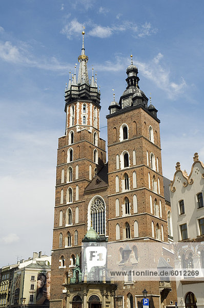 St. Marien Kirche oder Basilika  Marktplatz (Rynek Glowny)  Old Town District (Stare Miasto)  Krakow (Krakau)  UNESCO Weltkulturerbe  Polen  Europa