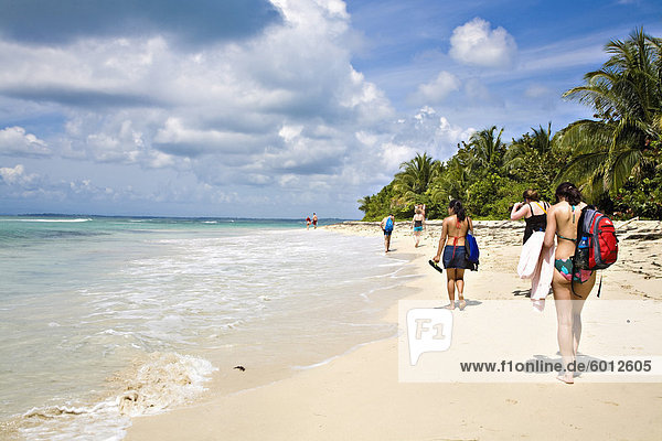 Tourists walking along beach  Zapatillas Island (Cayes Zapatillas)  Bocas del Toro Province  Panama  Central America
