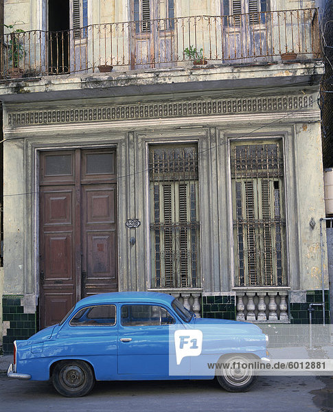 Havanna Hauptstadt Außenaufnahme Wohnhaus Auto parken blau Westindische Inseln Mittelamerika schäbig Kuba alt