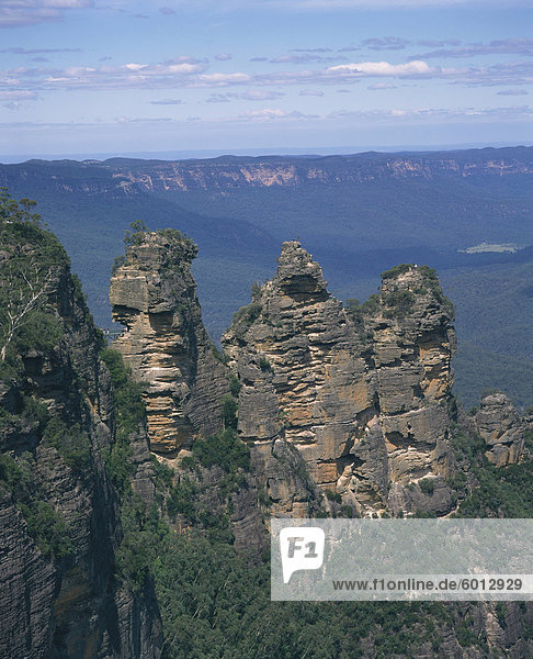 Landschaft die Felsformation Three Sisters in den Blue Mountains bei Katoomba  UNESCO Weltkulturerbe  New South Wales  Australien  Pazifik