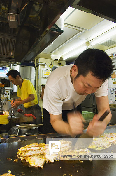 Okonomiyaki-japanische Pfannkuchen gemacht Fast-Food-Outlet in Okonomimura Hiroshima City Präfektur Hiroshima der Insel Honshu Japan Asien