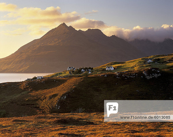 Croftship von Elgol Loch Scavaig und Cuillin Hills hinter bei Sonnenuntergang Isle Of Skye Innere Hebriden Schottland Vereinigtes Königreich Europa