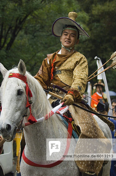 Tracht und Pferd  Zeremonie für Bogenschießen Festival  Tokyo  Japan  Asien
