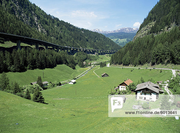 Absteigend den Brenner im Mai nach unten Richtung Innsbruck  mit Bundesautobahn auf linken und alte Straße nach rechts und von Tirol (Tirol)  Österreich  Europa
