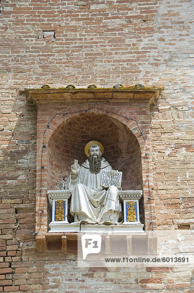 Eingang Torhaus  am Benediktinerkloster berühmt für Fresken im Kreuzgang  die das Leben des Heiligen Benedikt von Nursia  Monte Oliveto Maggiore  Toskana  Italien  Europa