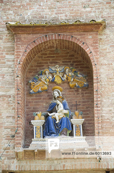 Eingang Torhaus  am Benediktinerkloster berühmt für Fresken im Kreuzgang  die das Leben des Heiligen Benedikt von Nursia  Monte Oliveto Maggiore  Toskana  Italien  Europa