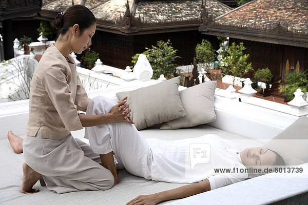 Thai-Massage im Spa Dheva bei der Mandarin Oriental Dhara Dhevi  Chiang Mai  Thailand  Südostasien  Asien
