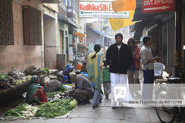 Narrow lane in the Old City  Varanasi  Uttar Pradesh  India  Asia