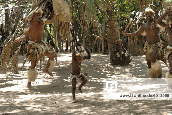 Zulu Stammes-Tanz-Gruppe  Dumazula Cultural Village  Südafrika  Afrika