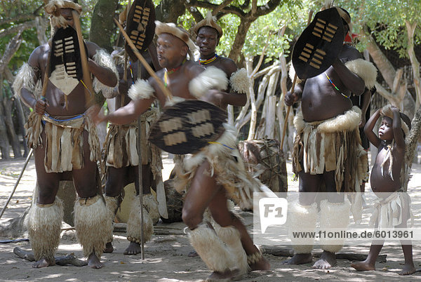 Zulu Stammes-Tanz-Gruppe  Dumazula Cultural Village  Südafrika  Afrika