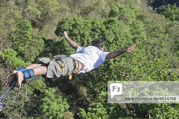 Bungy-Jumper fallen  San Jose  Costa Rica  Mittelamerika
