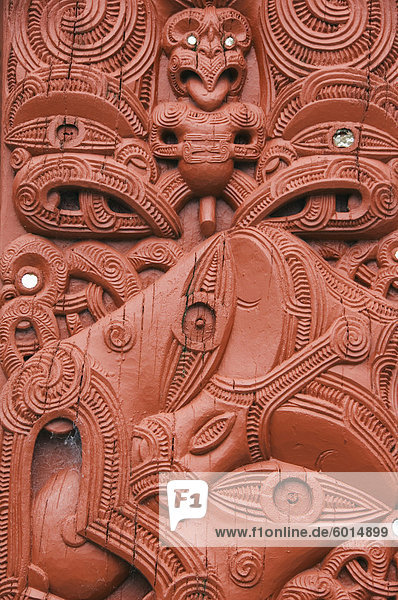Wohnhaus Geschichte schnitzen Gesellschaft Pazifischer Ozean Pazifik Stiller Ozean Großer Ozean Besuch Treffen trifft aufheben Volksstamm Stamm Symbol neuseeländische Nordinsel Neuseeland Rotorua Taupo Volcanic Zone Vulkangebiet
