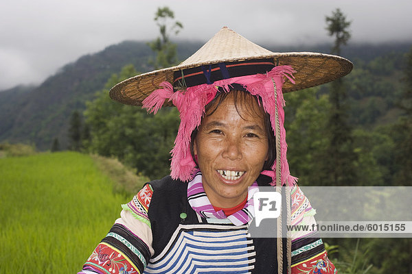 Frau Hanj Minderheit im Reihenhaus Reis Felder  Yuanyang  Yunnan Provinz  China  Asien
