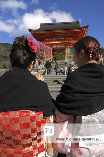 Zwei Frauen in traditionellen Kimonos zu Fuß in Richtung der Haupteingang Torii  dem Kiyomizudera dafür Tempel  UNESCO Weltkulturerbe  Kyoto  Kansai  Honshu  Japan  Asien