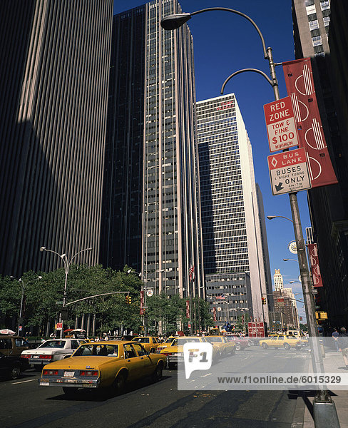 Straßenszene mit gelben Taxis  Verkehrszeichen und gewerblich genutzten Gebäuden getroffen auf der Fifth Avenue in New York  Vereinigte Staaten  Nordamerika