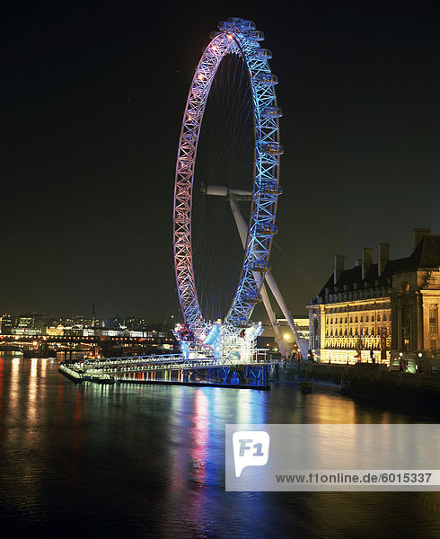 London Eye beleuchtet durch Verschieben von bunte Lichtern  London  England  Vereinigtes Königreich  Europa