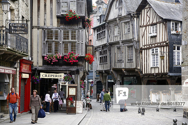 Fachwerkhäusern in der Altstadt von Dinan  Bretagne  Frankreich  Europa