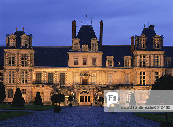Der Palast von Fontainebleau beleuchtet in der Nacht  UNESCO-Weltkulturerbe  Seine-et-Marne  Ile-de-France  Frankreich  Europa