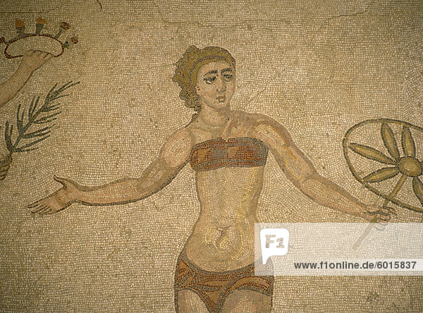 Mädchen im Bikini  4. Jh. n. Chr. Mosaik in der Villa Romana del Casale in der Nähe von Piazza Armerina  Sizilien  Italien  Europa