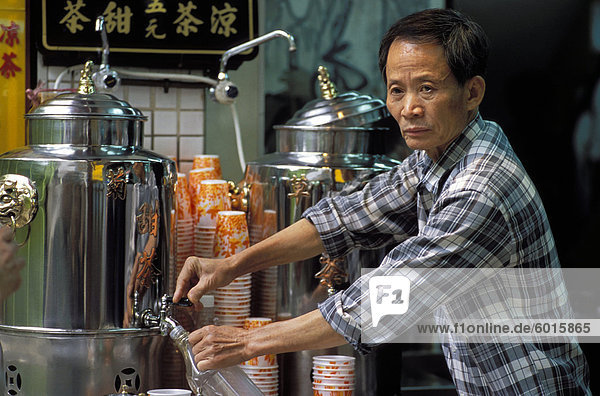 Porträt eines chinesischen Mannes Kräutertee  Verkauf  Stanley Street  Soho  Hong Kong  China  Asien