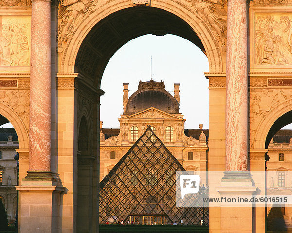 Die Pyramide und Palais du Louvre gesehen durch den Arc de Triomphe du Karussell  Musee du Lourve  Paris  Frankreich  Europa