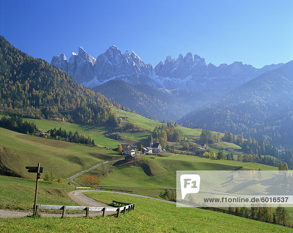 Kleine Dorf von St. Magdalena im Villnoss-Tal in den Dolomiten  Trentino-Alto Adige  Italien  Europa