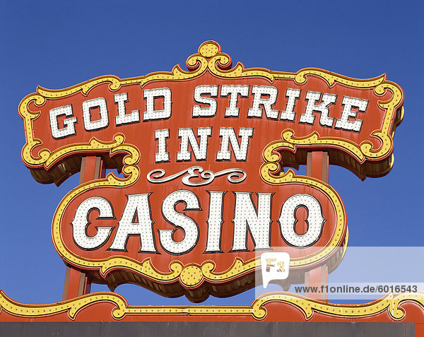 Nahaufnahme der Zeichen für Gold Strike Inn and Casino in Las Vegas  Nevada  Vereinigte Staaten von Amerika  Nordamerika