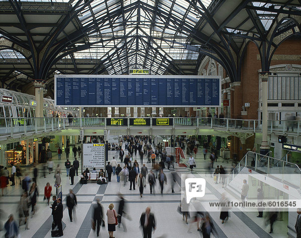 Passagier-Bahnhofshalle an der Liverpool Street Station in London  England  Vereinigtes Königreich  Europa