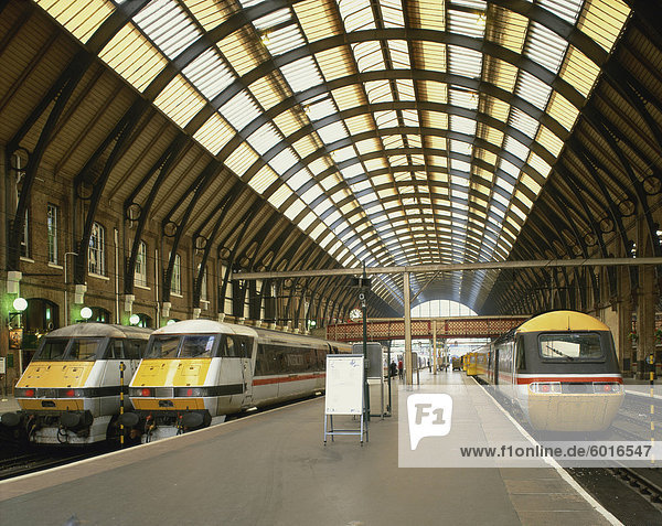 Intercity-Züge und Plattform an der Kings Cross Station in London  England  Vereinigtes Königreich  Europa