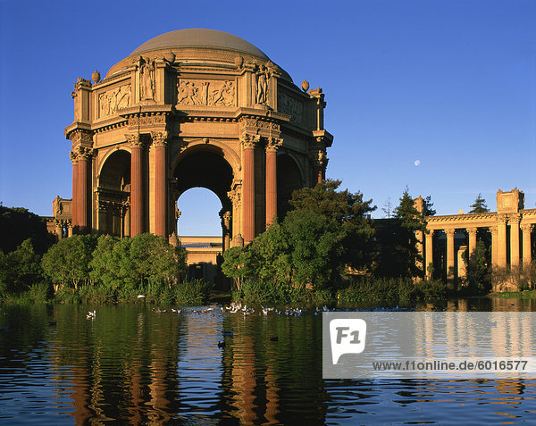 Der Palast der schönen Künste stehen neben einem See in San Francisco  California  Vereinigte Staaten von Amerika  Nordamerika