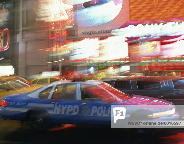 NYPD Polizeiauto Beschleunigung über Times Square  New York City  New York  Vereinigte Staaten von Amerika  Nordamerika