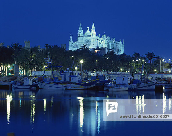 Boote in der Bucht unterhalb der beleuchteten Kathedrale in Palma auf Mallorca  Balearen  Spanien  Mediterranean  Europa