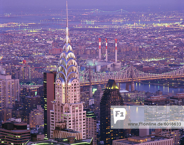 Luftaufnahme über Manhattan  darunter das Chrysler Building  New York City  New York  Vereinigte Staaten von Amerika  Nordamerika