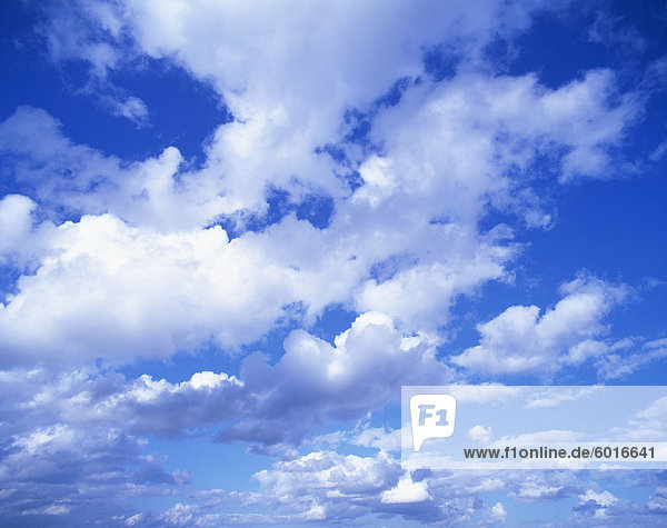 Wolkengebilde geschwollene weißen Wolken in einen blauen Himmel