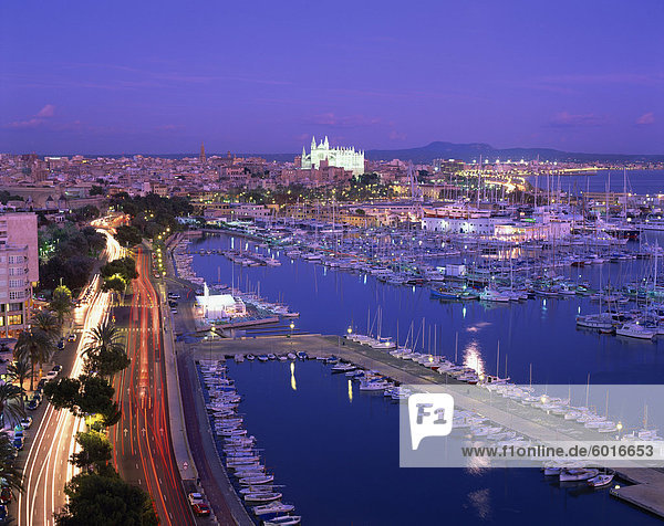Abend Lichter  mit Booten in die Marina und die Kathedrale von Palma über die Bucht  auf Mallorca  Balearen  Spanien  Mediterranean  Europa