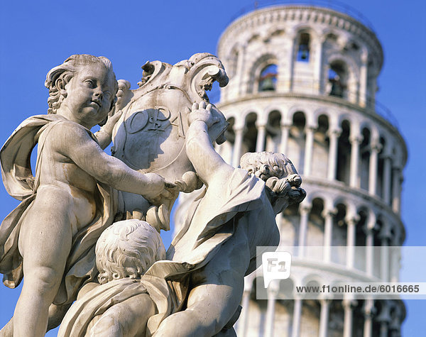 Statuen vor dem Schiefen Turm in Pisa  UNESCO World Heritage Site  Toskana  Italien  Europa
