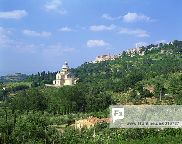 Der Kirche und Hügel Stadt Montepulciano in der Toskana  Italien  Europa
