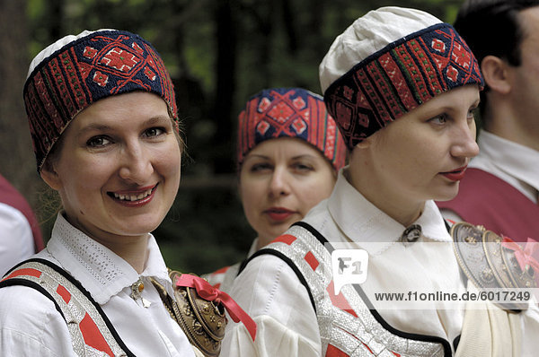 Folk Tänzerinnen in traditionellen Kostümen  ethnographische Freilichtmuseum (Latvijas Etnografiskais Brivdabas Muzejs)  in der Nähe von Riga  Lettland  Baltikum  Europa