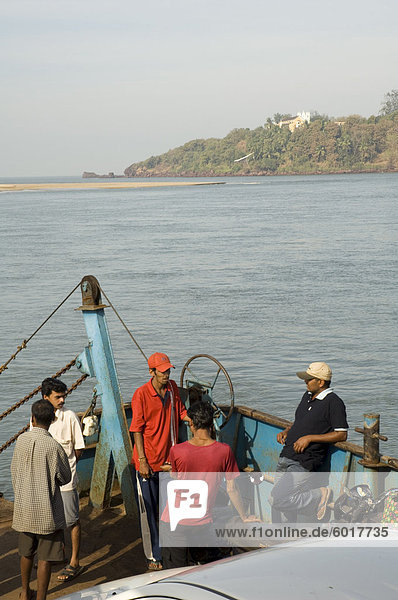 Auf der Fähre überquert das Tiracol River  Goa  Indien  Asien
