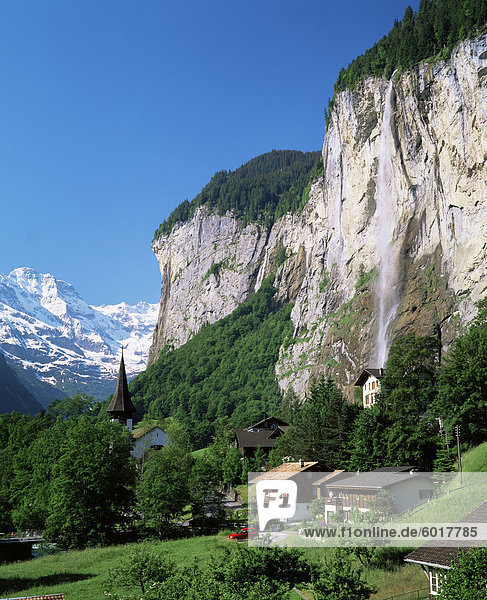 Lauterbrunnen und Staubbach Falls  Jungfrau Region  Schweiz  Europa