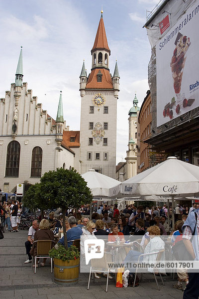 Leute sitzen in einem Café im Freien vor dem alten Rathaus  München  Bayern  Deutschland  Europa