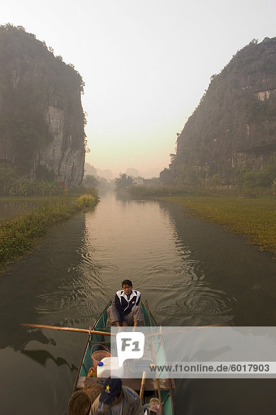 Boot am Fluss Kalkstein Bergkulisse  Tam Coc  Ninh Binh  südlich von Hanoi  Nordvietnam  Südostasien  Asien
