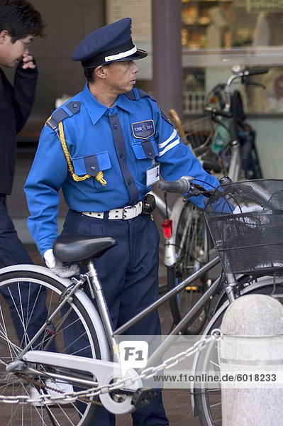 Polizist mit Fahrrad  Kyoto Stadt  Honshu  Japan  Asien