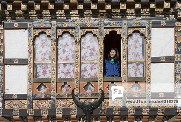 Frau Fenster Wohnhaus typisch Asien Bhutan