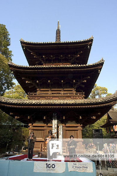 -Band beim Ishiteji Tempel Pagode  Stadt Matsuyama  Präfektur Ehime  Insel Shikoku  Japan  Asien