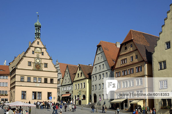 Ratstrinkstube (Stadt Stadträte Tavern) und Town houses  Marktplatz  Rothenburg Ob der Tauber  Bavaria (Bayern)  Deutschland  Europa
