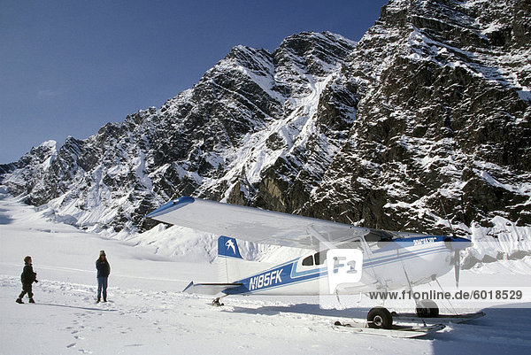 Kleines Flugzeug landete am Gletscher im Denali Nationalpark  Alaska  Vereinigte Staaten von Amerika  Nordamerika