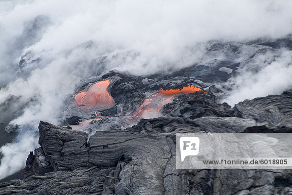 Dampf Federn aus heiße Lava fließt auf Strand und in den Ozean  Kilauea-Vulkan  Hawaii Volcanoes Nationalpark  UNESCO Weltkulturerbe  Insel Hawaii (Big Island)  Hawaii  USA  Nordamerika