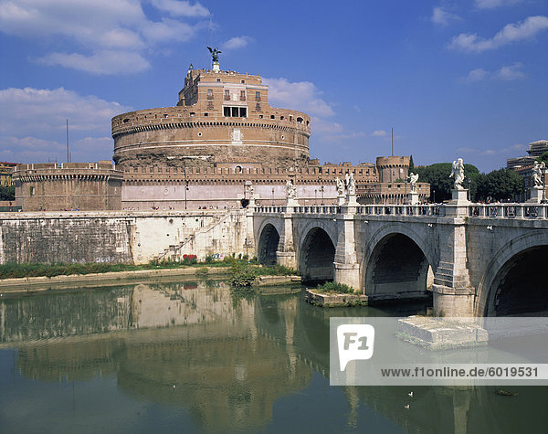 Die Ponte S Angelo über den Fluss Tevere und das Castel S Angelo in Rom Lazio Italien Europa